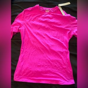 SKIMS EVERYBODY T-SHIRT SIZE MEDIUM NWT- FUCHSIA- no longer available.